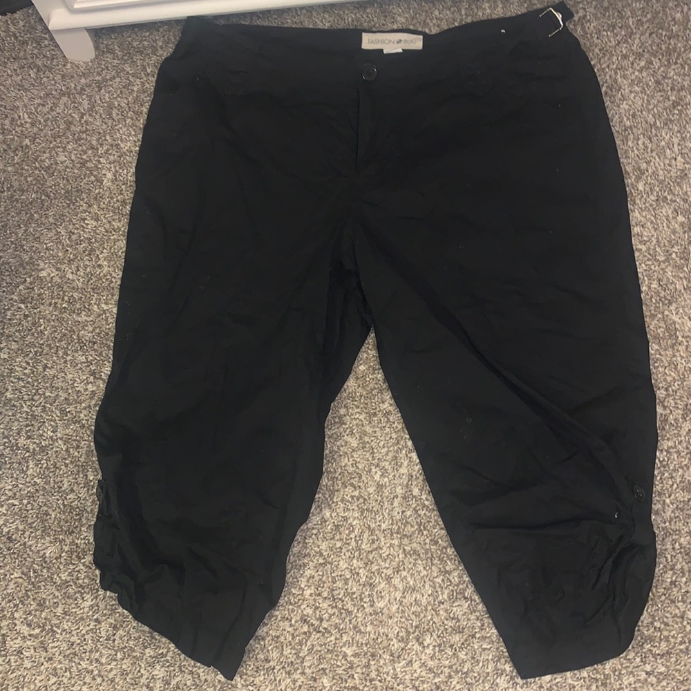 Black cargo Capris